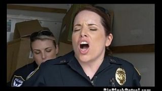 Safada policial gostosa dando a buceta