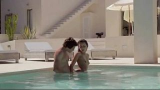 Jovem gostosa video porno na piscina