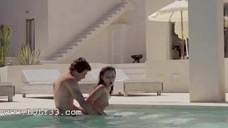 Novinha mulher transando dentro da piscina