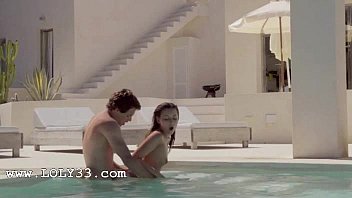 mulher transando dentro da piscina