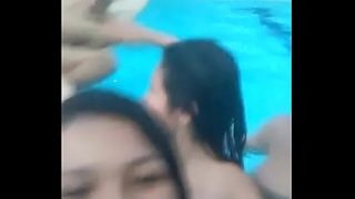 Chicas en la piscina