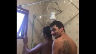 Homens no banheiro gay