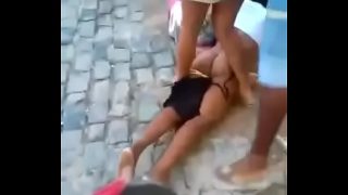 Mulheres brigando peladas