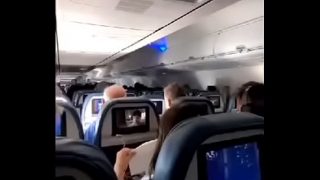 Novinha gozando no avião