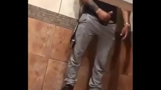 Sexo gay no banheiro publico