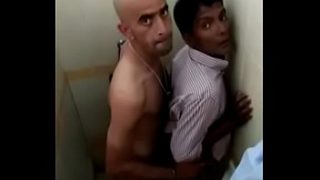 Sexo gay no elevador