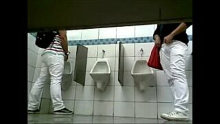 Gay no banheiro publico