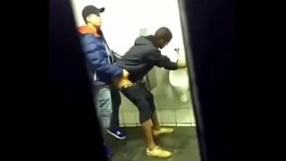 Sexo gay banheiro publico