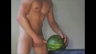 Desafio das frutas com o corpo gays