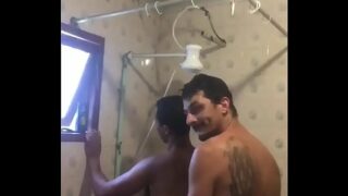 Homens gays no banheiro