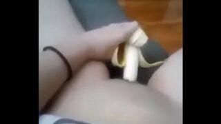 Mulher enfiando uma banana nela