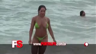 Mulher melão pelada na praia de nudismo