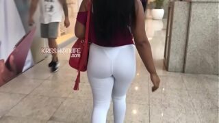 Mulher fazendo xixi na calça em público