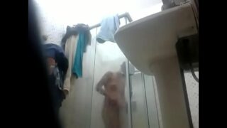 Novinha tomando banho nua no banheiro au vivo