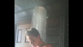 Tomando banho gay