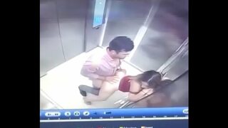 Japonês presa no elevador