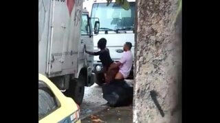 Sexo no caminhão na rua