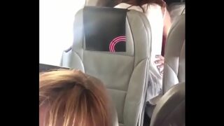 A  mulher fazendo  sexóloga  no  avião