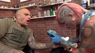 Punk tatoada de piercings no rosto de bh barreiro  com 2 amigos