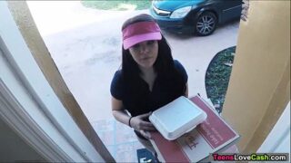 Angelique boyer entrega de pizza
