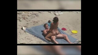 Casal na praia de nudismo
