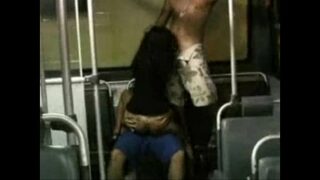 Encochando mulheres brasileira no transporte público