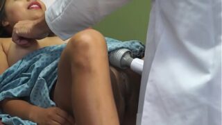 Médico fazendo sexo escondido com paciente