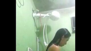 Mulher tomando banho no chuveiro é cosando a perereca