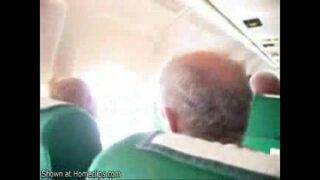 Mulher tranzando no avião com dois homens