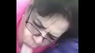 Ousada mulher gosando na boca da amiga. Em sexo lesbico