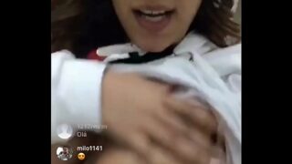 Simaria deixa escapar peito em live do instagram