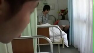 Dois japonês massageando uma japonesa