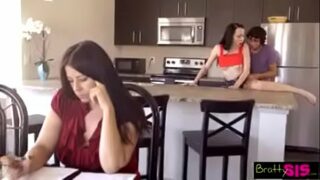 Irmã  vendo vídeo pornô é faz com seu irmão