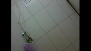 Novinha tomando banho nua no banheironanheiron