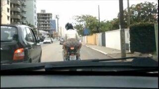 Safada mostrando a buceta na moto