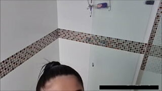 2 mujeres en la ducha i um hombre