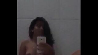 Moça fumando crack sozinha e se masturba na webcam
