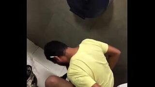 Maduros gays no banheiro público
