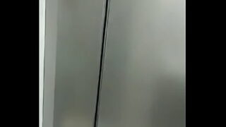 Batendo sirica no banheiro