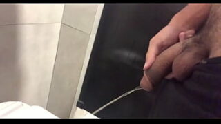 Velhas mijando em banheiros publico