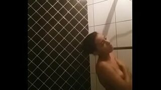 Flagra mulheres tomando banho