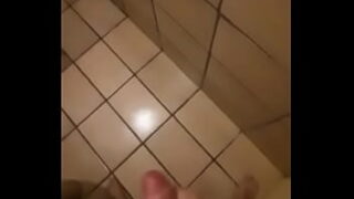 Peguei  meu primo batendo punheta no banheiro