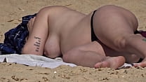 Morena grávida na praia
