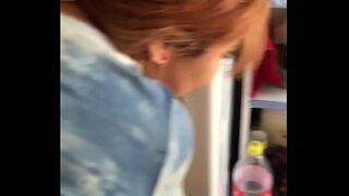 Mulher bunduda fazendo sexo na máquina de lavar roupas