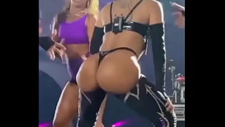 Cantora anitta tranzando ao vivo em vídeo porno