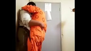 Prisioneros se follan a la hermosa guardia