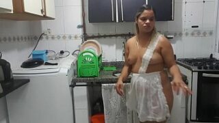 Empregada batendo siririca na cozinha