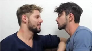 Beso negro entre gays