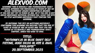 Mulher fazendo sexo na casa de camisa azul