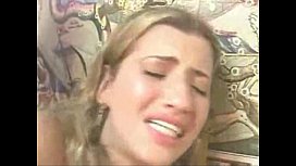 Gatinha bem novinha chora no sexo anal